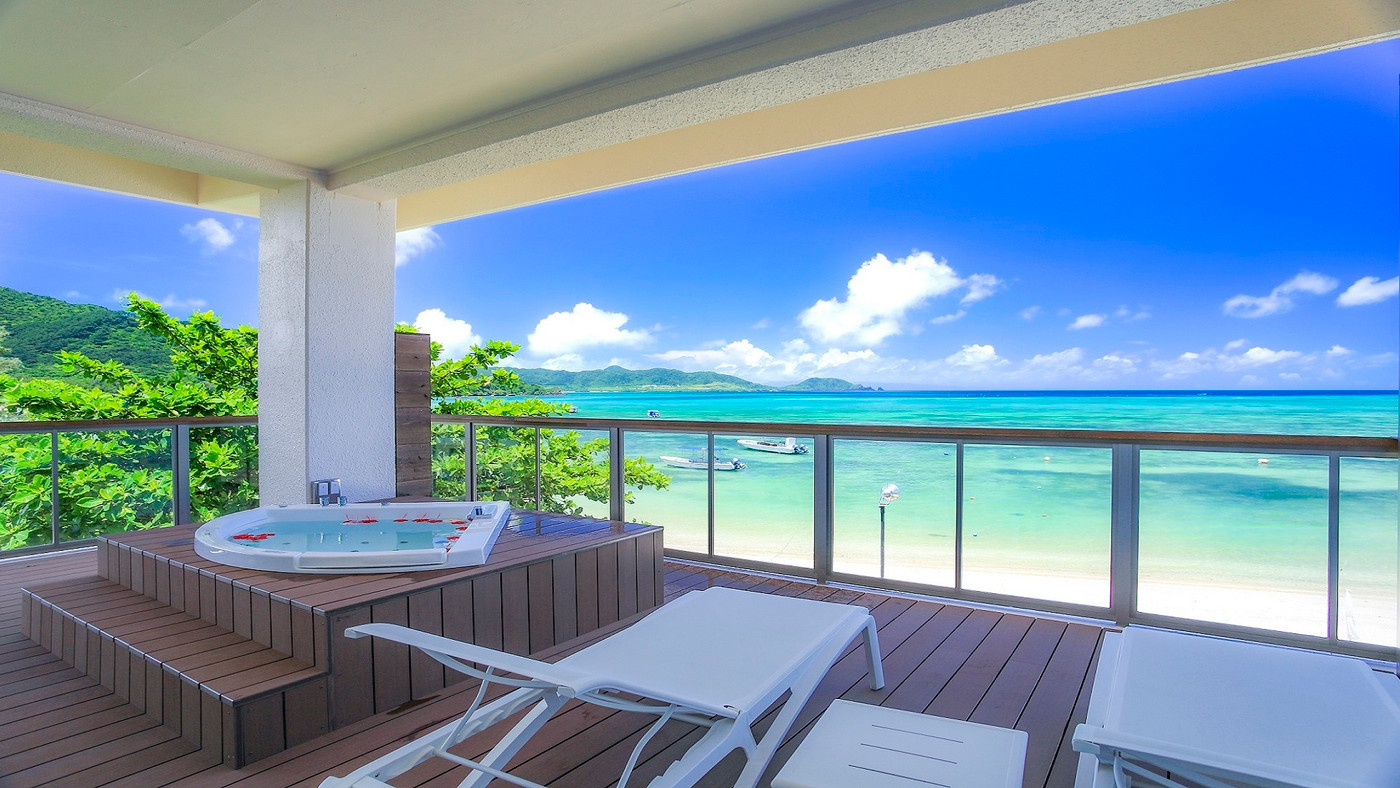 目の前は「底地ビーチ」。海の眺めを最大限に楽しめる客室4257385