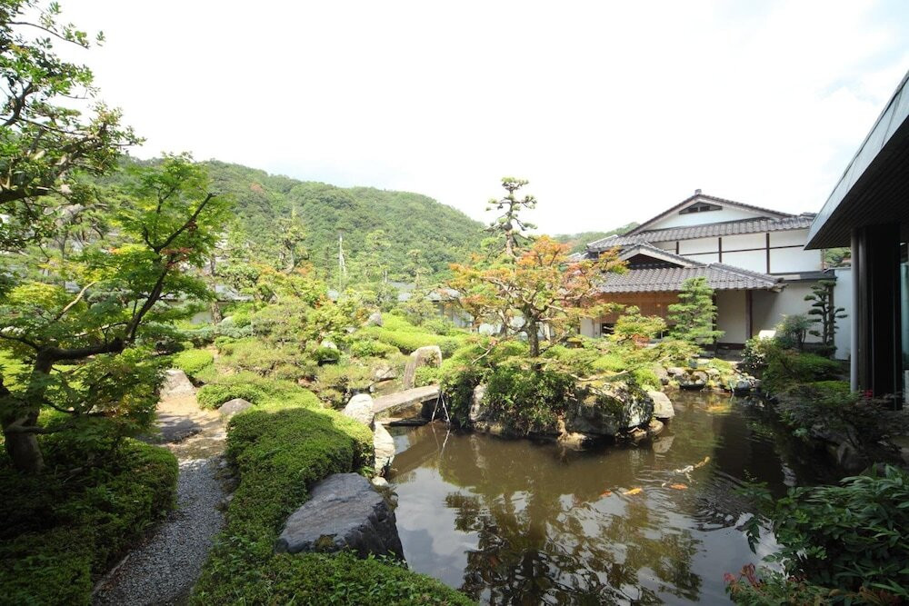 心ときめく色とりどりのバラ風呂3918129