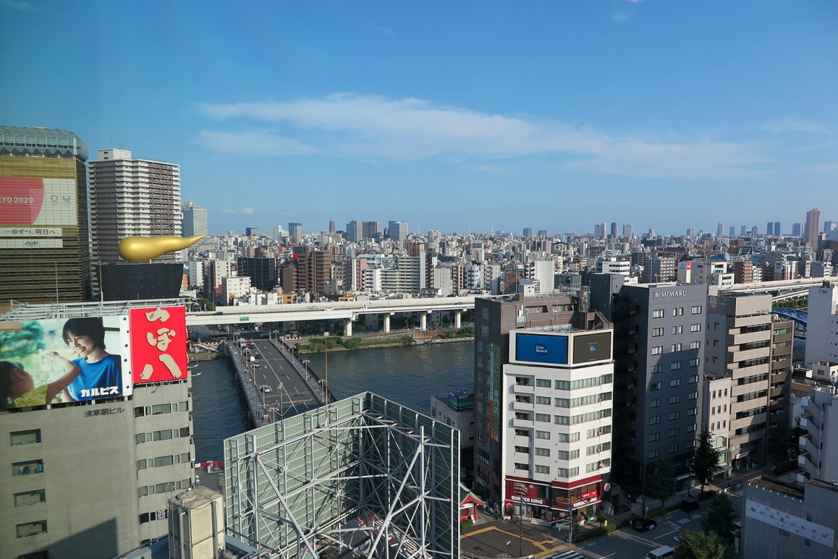 左手は「吾妻橋交差点」、「隅田川」に「アサヒビール本社ビル」