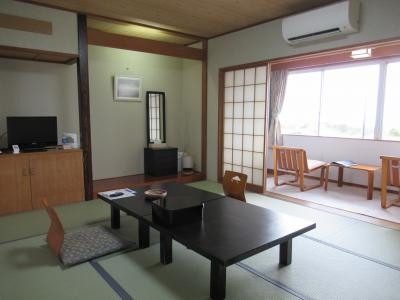 10畳のお部屋に広縁付き。このホテルは海側より山側が上室