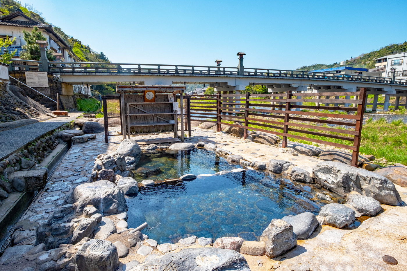 三朝温泉の 露天風呂（春景色）