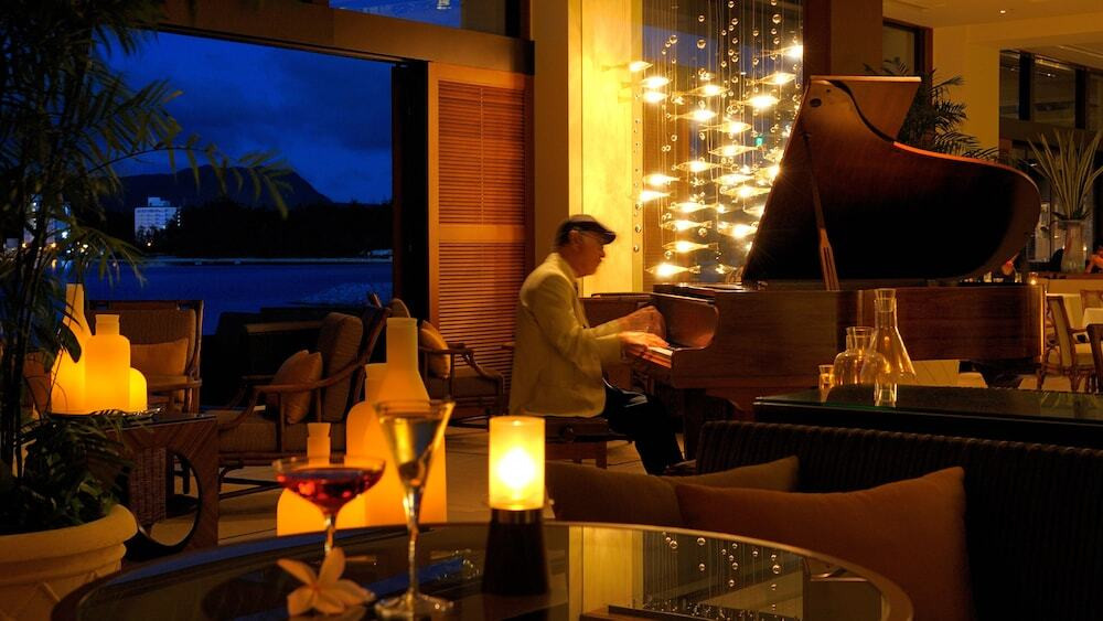 名護湾を眺めながらラウンジでゆったり寛ぐ…大人カップルならではの滞在を4235070