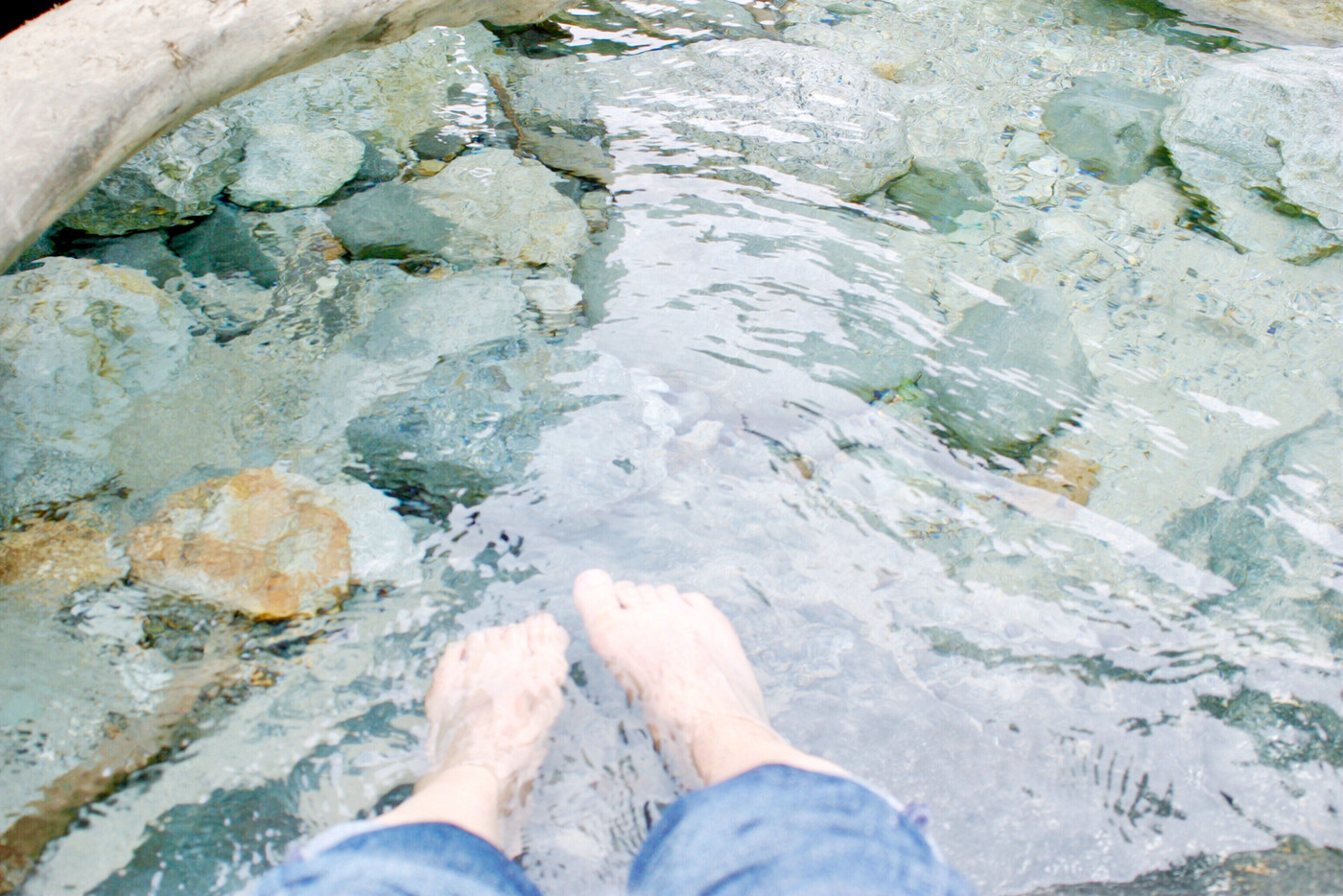 温泉が湧き出る河原で足湯♨︎