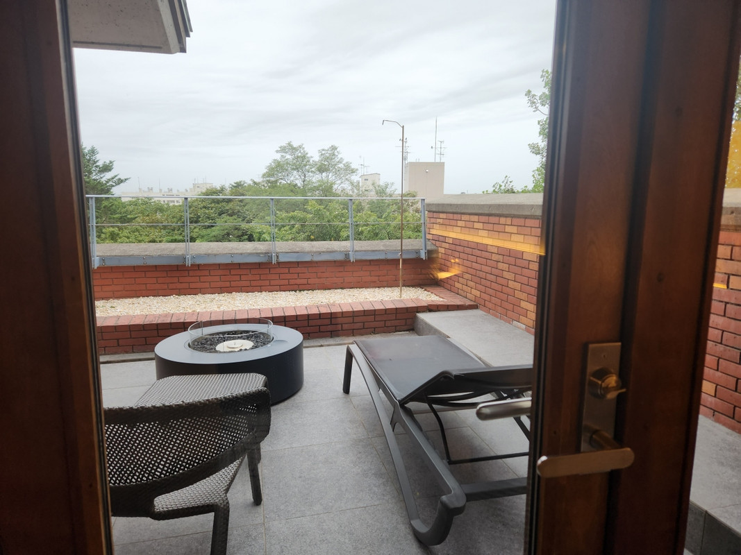 テラスにあるアルコール暖炉