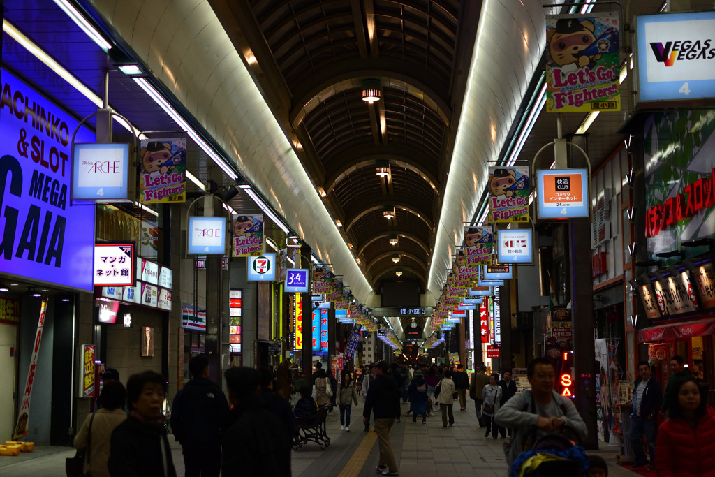 札幌中心部にある大きな商店街「狸小路」1183755