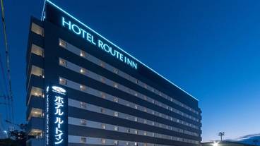 施設の正面 (日没後) / 1