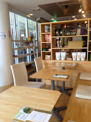 「おちゃのこ」内観 722136 明るく解放的なお店でした