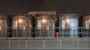 施設の正面 (日没後) / 1