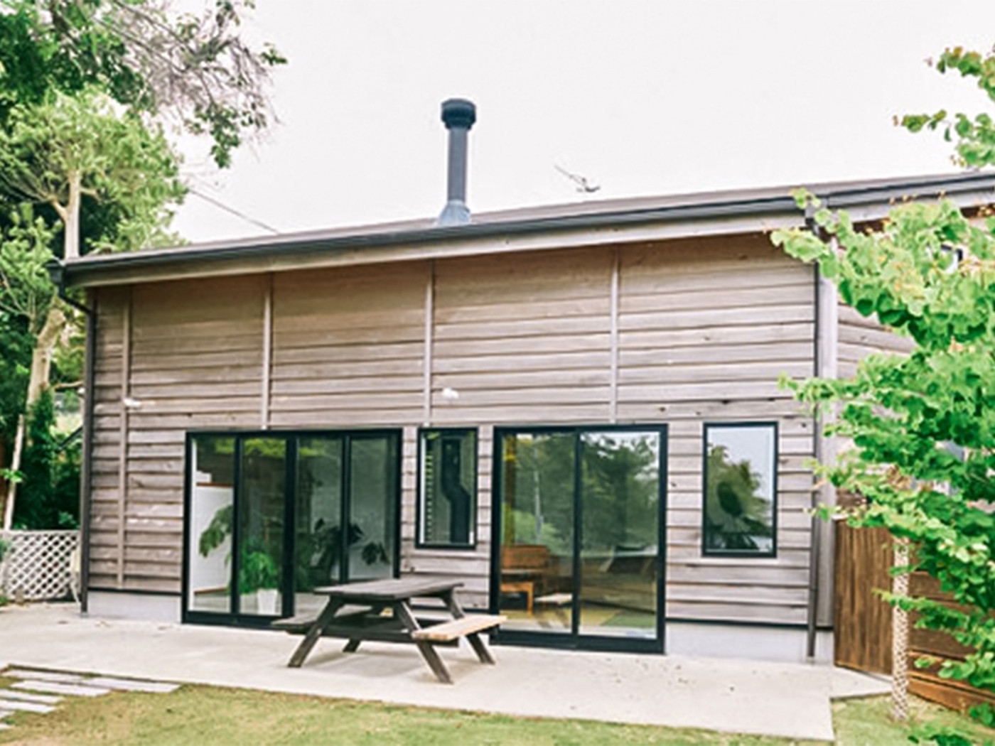 ハンモックでのんびり。おしゃれな水辺のリゾート4237663