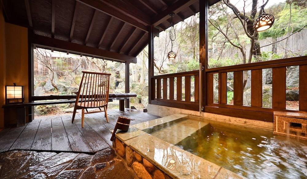 天然木に包まれた
癒しの客室 / 1