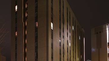 施設の正面 (日没後) / 1