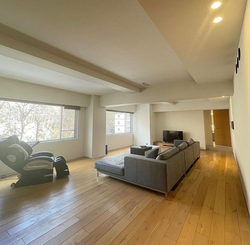 「ラグジュアリースイート（ツイン）」は100㎡のゆったりとした広さ。こちらの部屋タイプには専用のマッサージチェアがあり、好きな時に疲れをほぐしてリラックスできる / 1