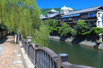 Tokaikan, a building with abundant greenery