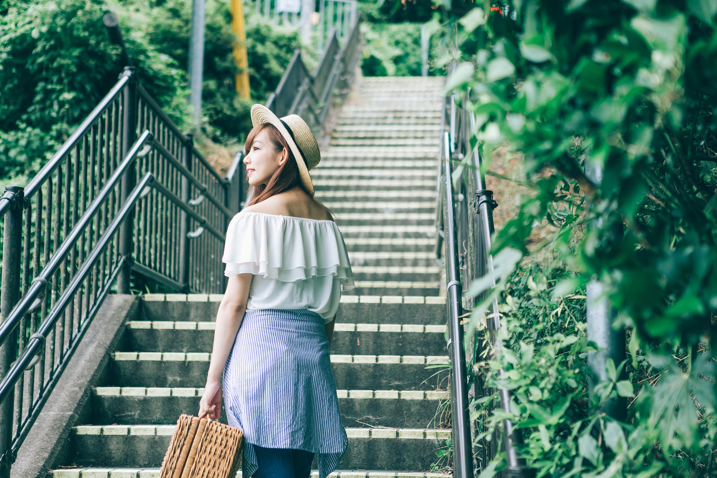 階段を登る女性