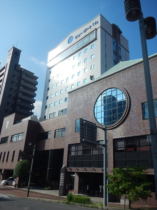 港が望める高層階の立派なホテル