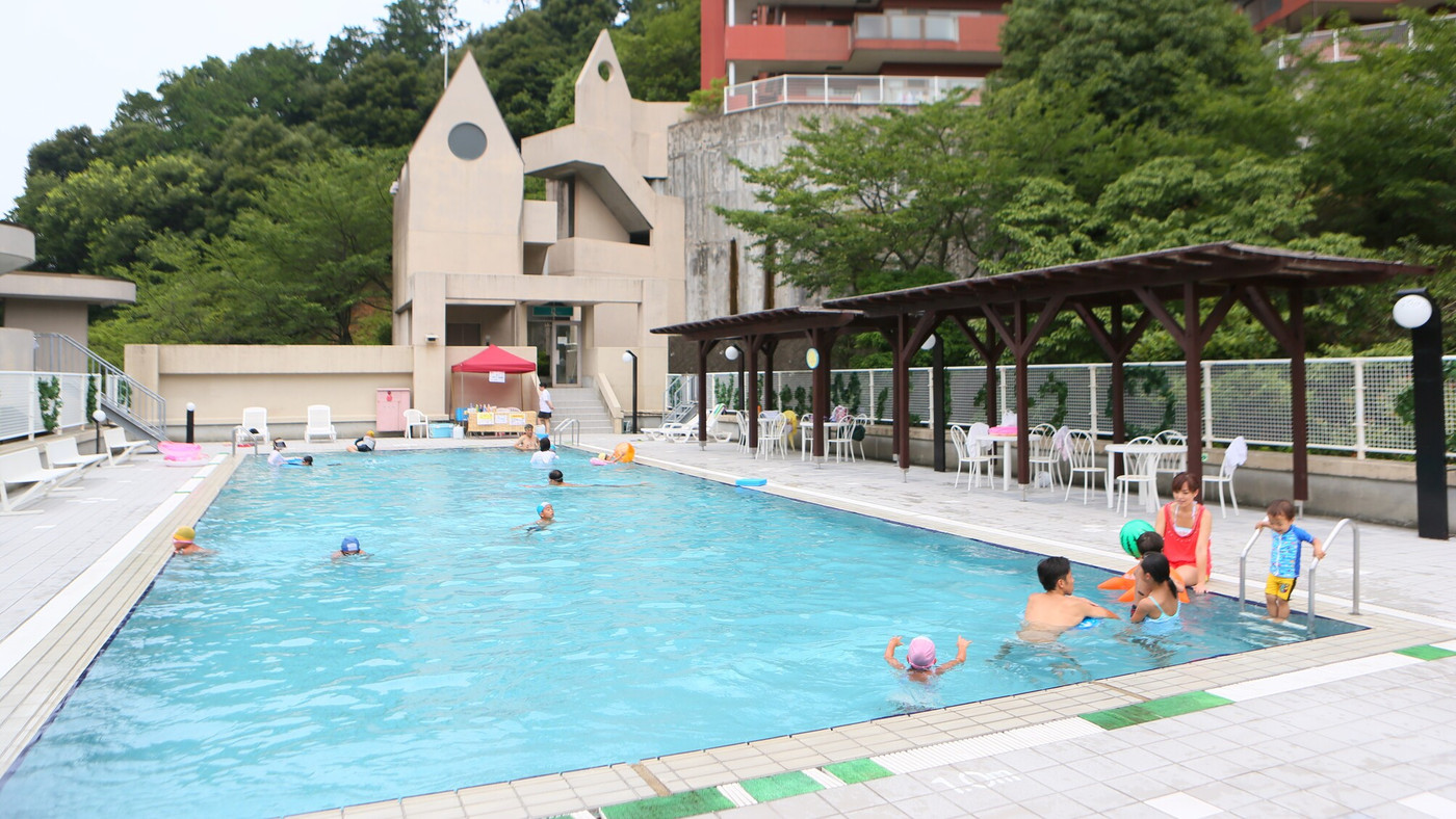 夏季限定の屋外プールでひと泳ぎ3749058