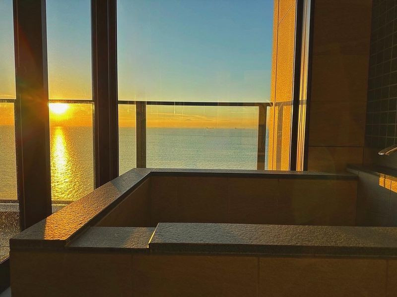 朝にはまだみんなが寝ている中起きて、朝焼けを見にベランダへ。お気に入りのお茶を片手にのんびりしたり、半露天風呂に入ったりしました。