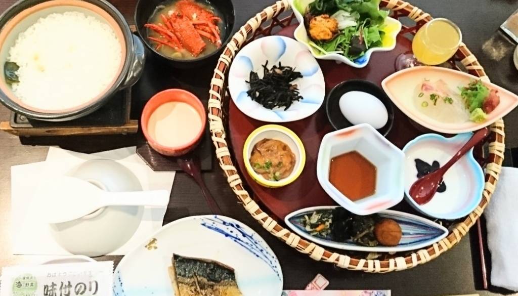 炊き立ての土鍋ご飯と
地元野菜たっぷりの朝食 / 2