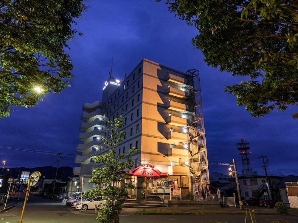 施設の正面 (日没後)