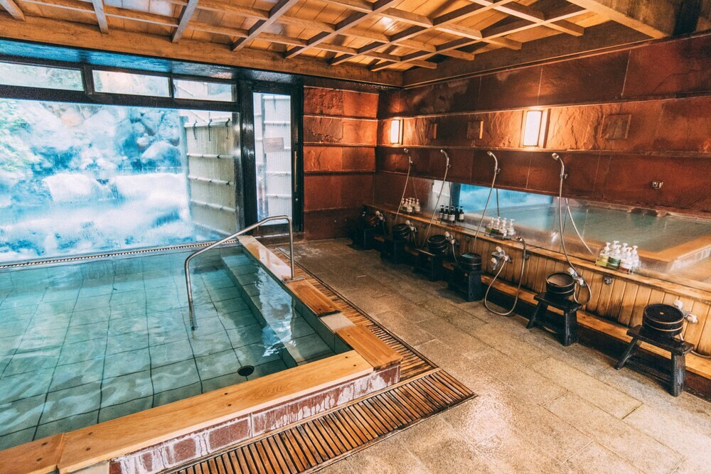 5つ星認定の泉質をもつ温泉大浴場3844856