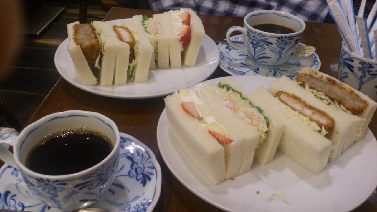 行列の絶えないサンドイッチ店に行ってみよう♪1134376