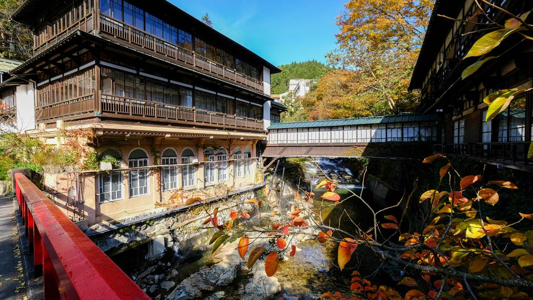 有名旅館「積善館」で
記念撮影 / 1