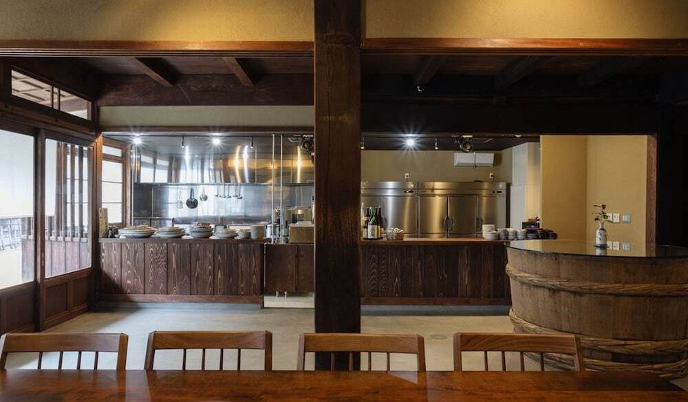 木の温もり感じるテーブル席 / 4