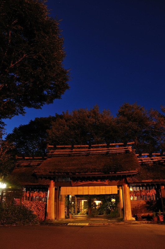 施設の正面 (日没後)