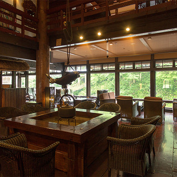 樹齢数百年の柱に囲まれて、ホッとひと息3700985