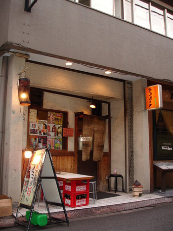 「あらちゃん」外観 992269 夏は店先のテーブルでも食べられます