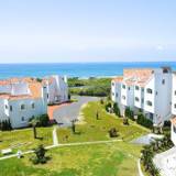 南国のリゾート感溢れる
白壁の館にチェックイン / 1