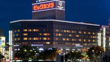 施設の正面 (日没後) / 2