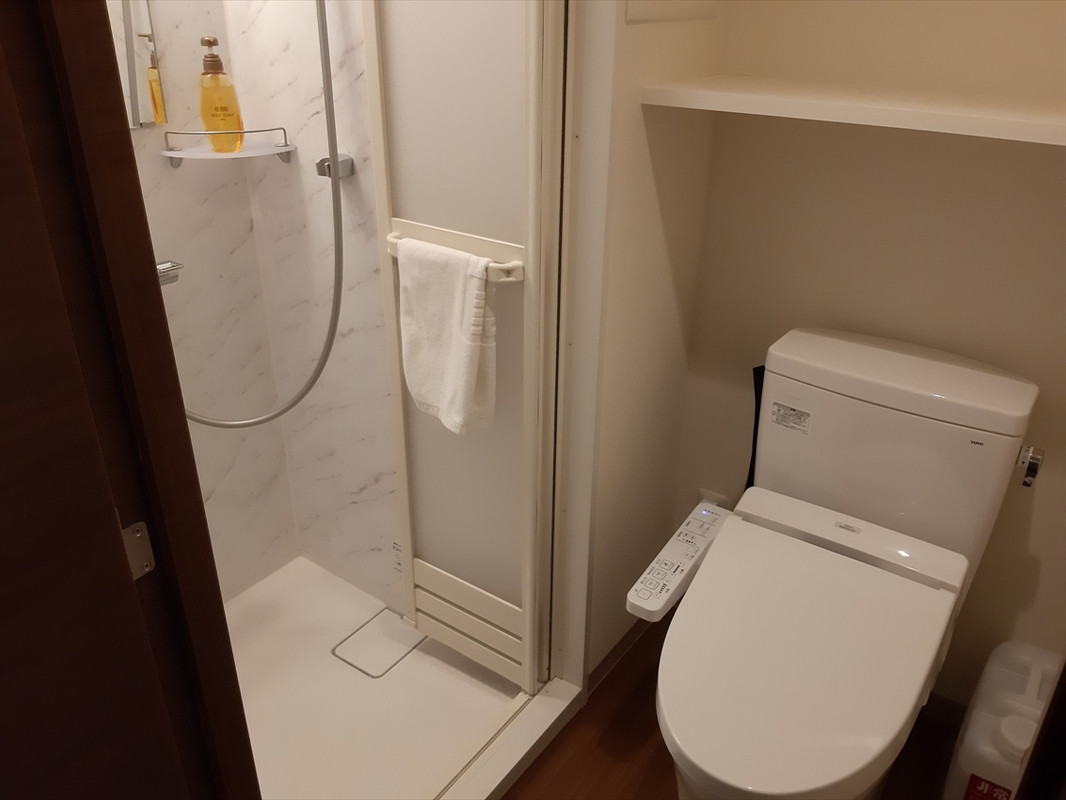 コンパクトな浴室も清潔。露天風呂は先客がいたので写真は無し。