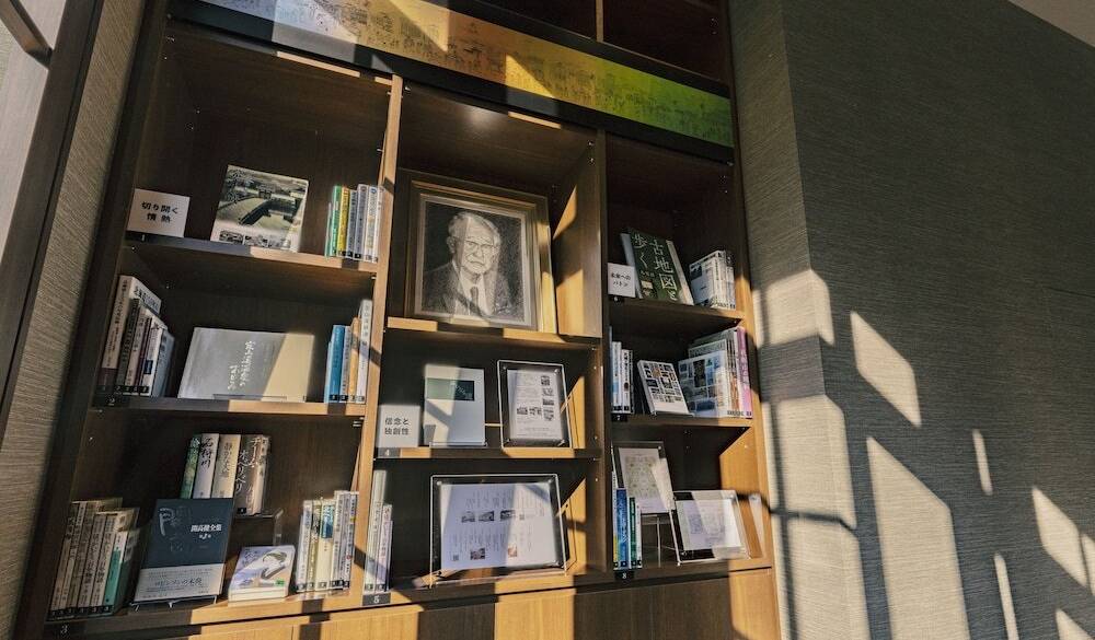 時には読書に熱中
ライブラリーで過ごす / 3