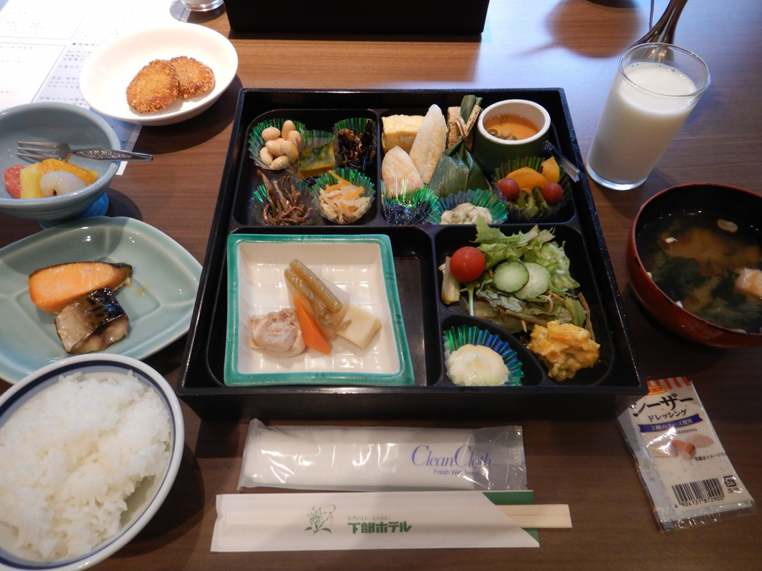 朝食もこのお膳のほかにハーフビュフェありです