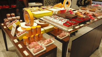 「ピエール・エルメ・パリ 伊勢丹新宿」内観 845821 焼菓子棚全景