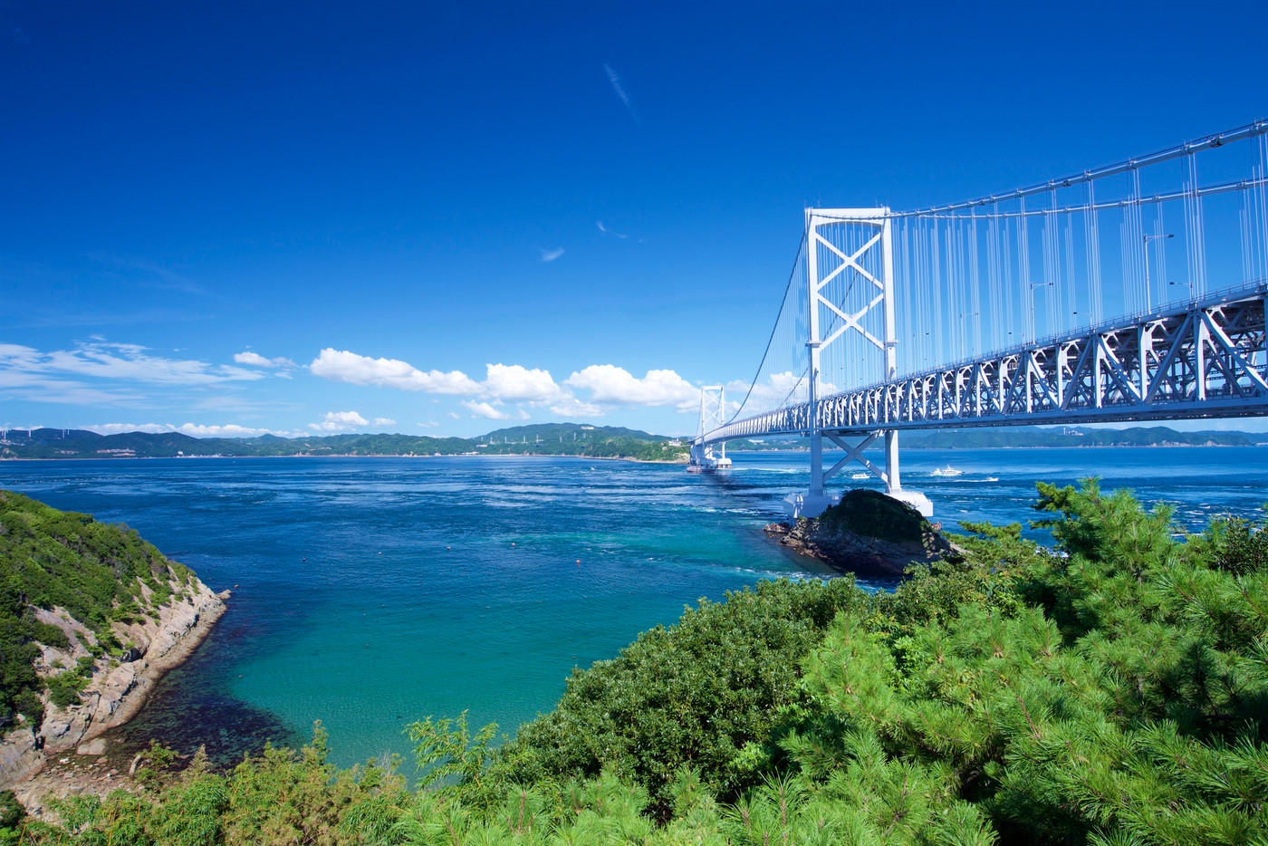 鳴門から見た大鳴門橋（徳島県）