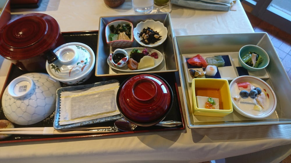 和朝食は、二の膳付き