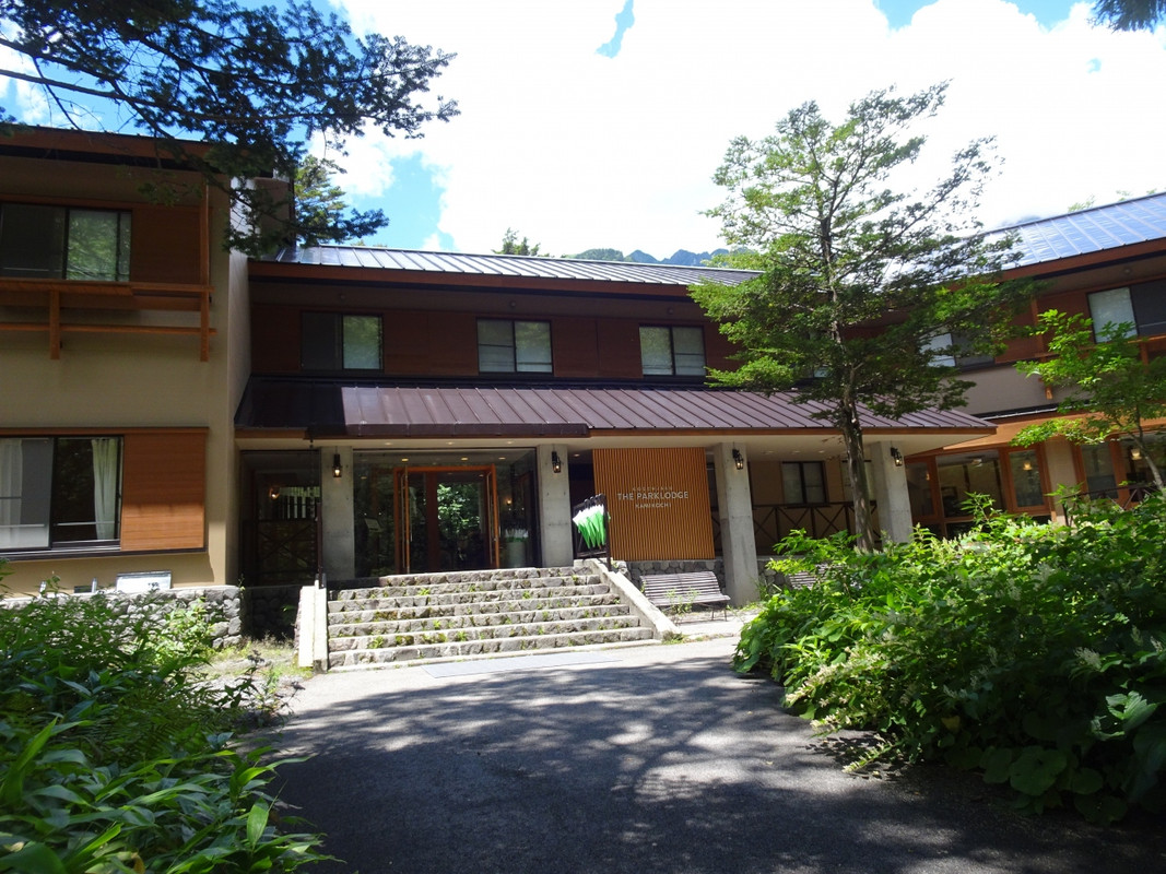 緑の中のホテル