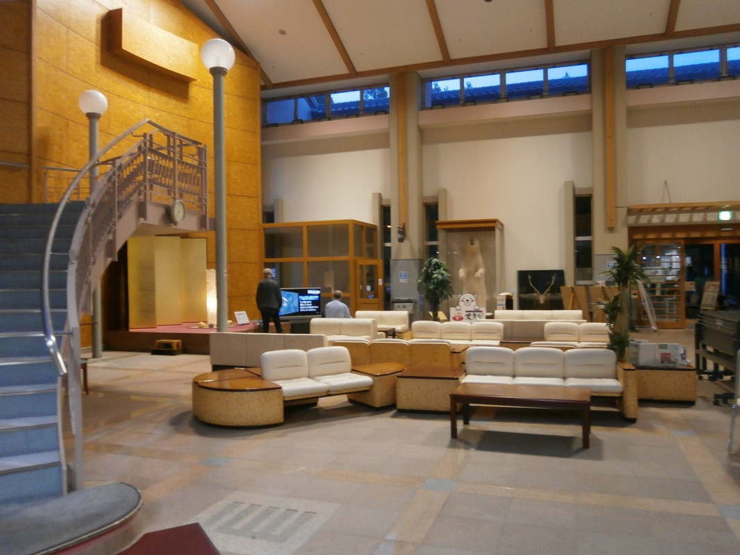 １階　ロビーの贅沢な空間～