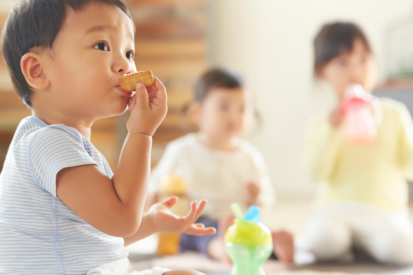 おやつを食べる子供