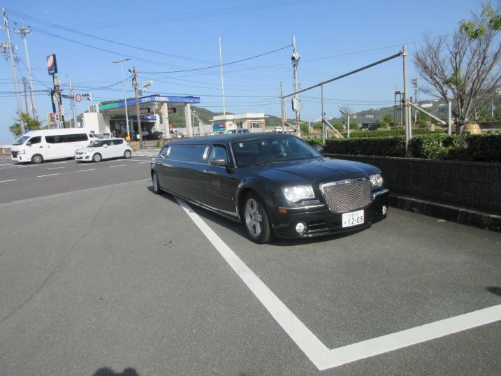 送迎のリムジン、黒と白の二台あります。