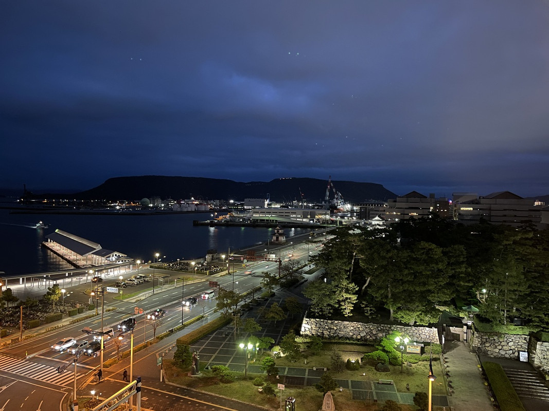 眼下には高松港