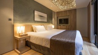 ダブルまたはツインルーム キングベッド 1 台 (外向きの窓なし)