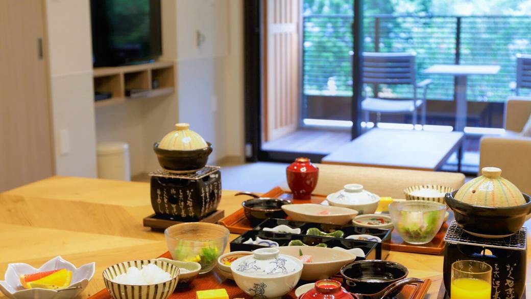 美味しい物を少しずつ
小鉢が並ぶ和朝食 / 1