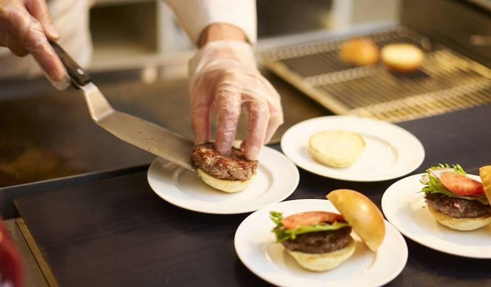 目の前で作ってもらえるバーガー / 3