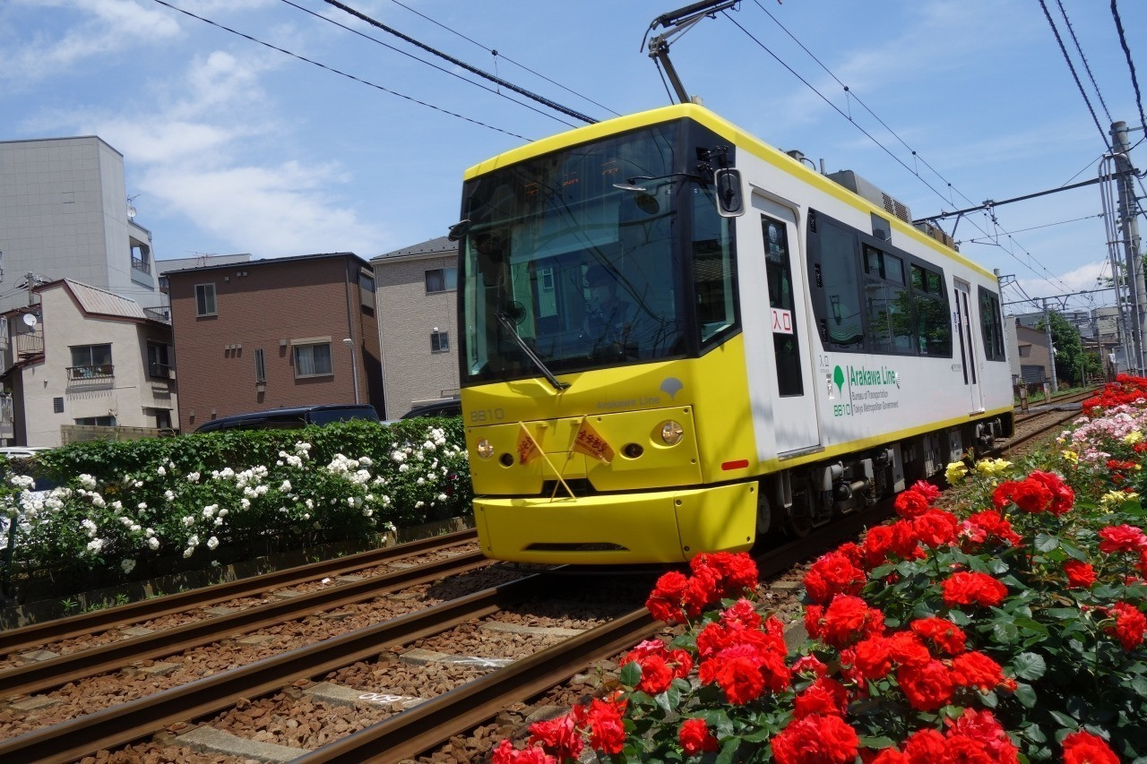 速くおよび自由な ブリキの路面電車 チンチン電車の走る町 日本製 都電 