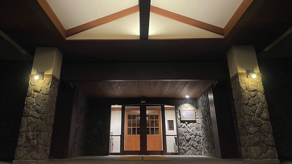 施設の正面 (日没後)