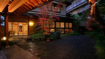 施設の正面 (日没後) / 1