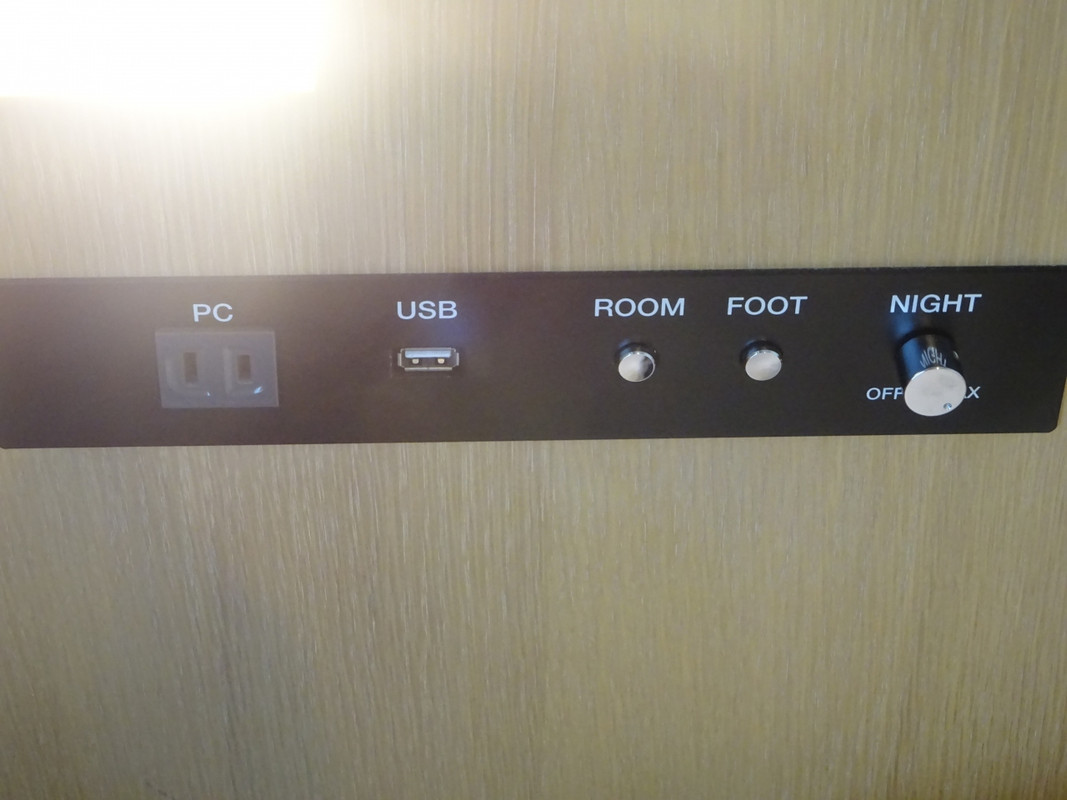 枕元にはコンセントとUSBポートが１つずつ。